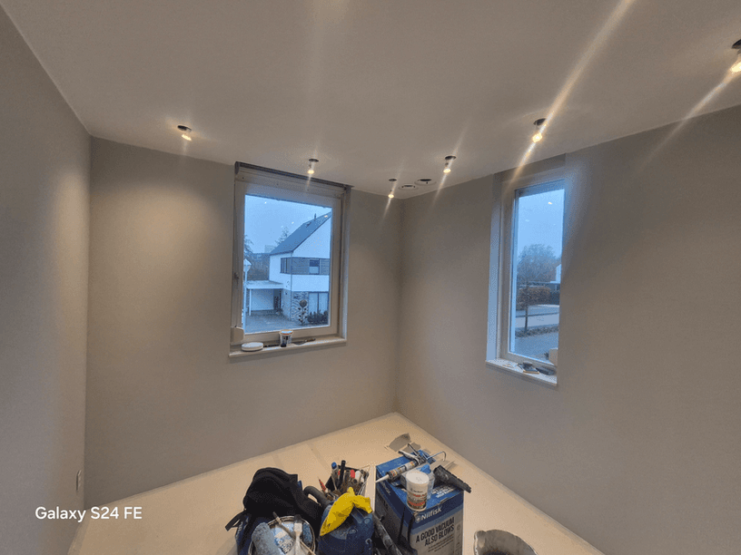 Geschilderde ruimte met plafondspots