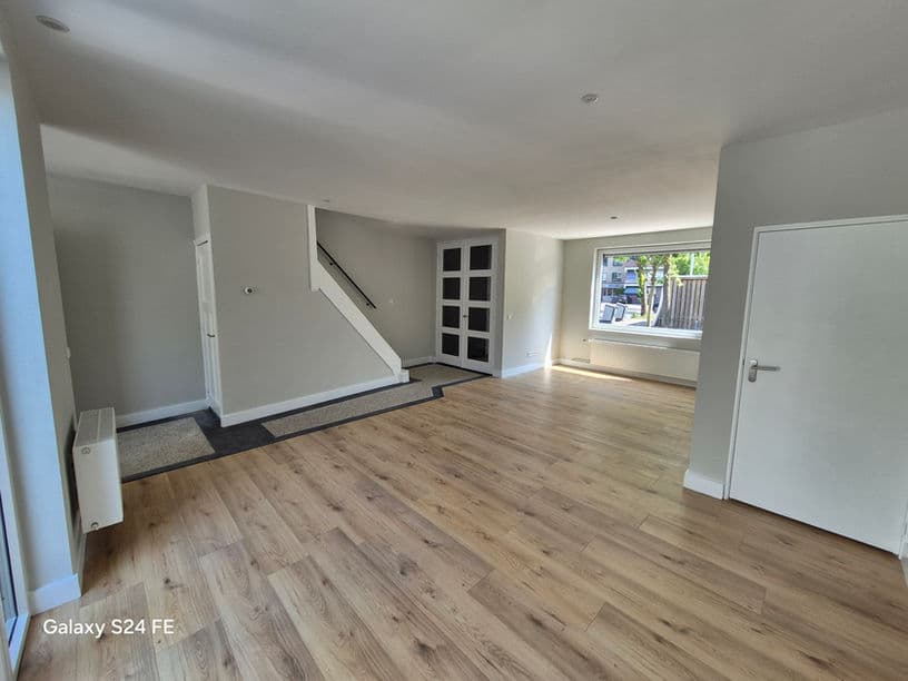 Woonruimte met deuren en trap